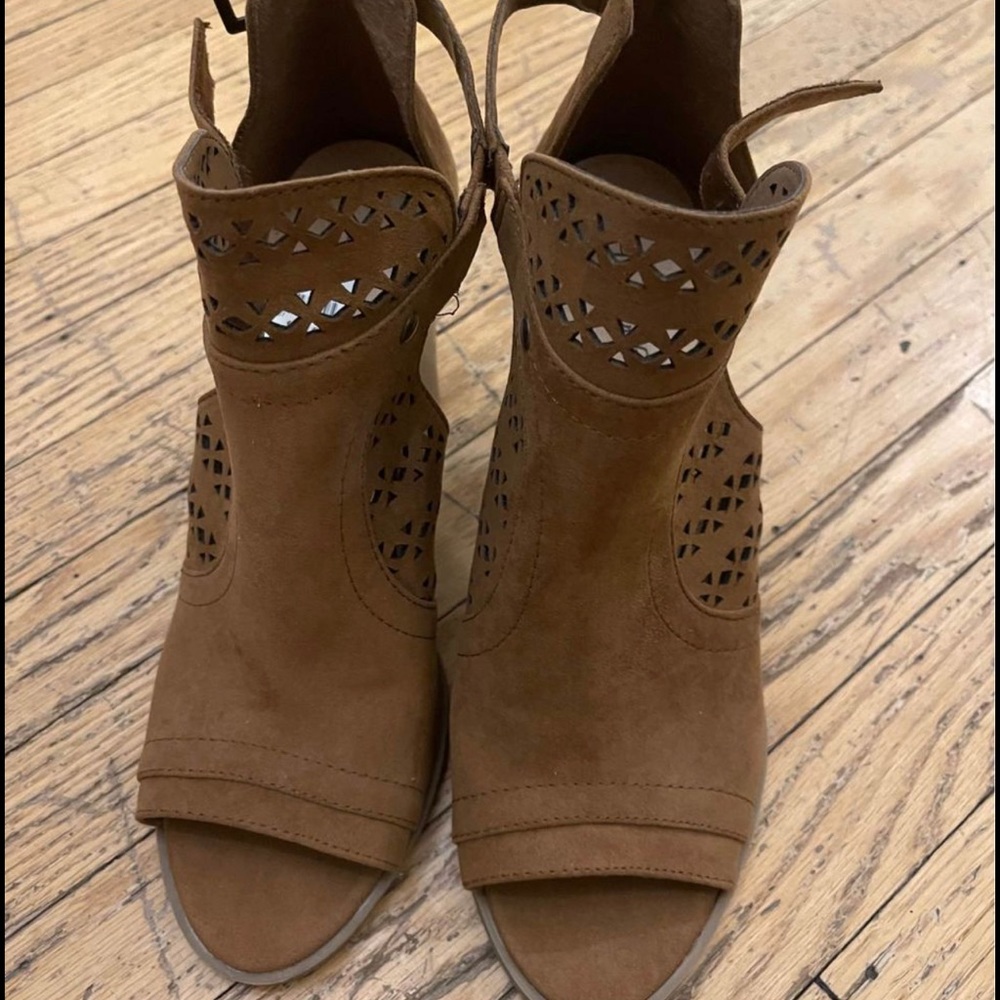 American Eagle Open-Toe Shooties